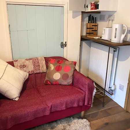 Tiny Cosy Snug Apartman Manorowen Kültér fotó